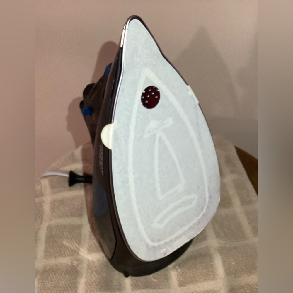 New Rowenta DW5051 Iron - Project Runway Edition - Picture 6 of 10